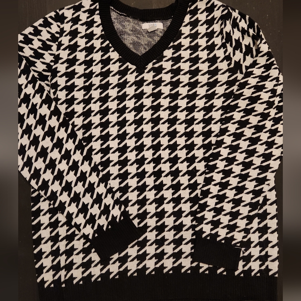 Croft & Barrow Black and White Houndstooth V-Neck Sweater